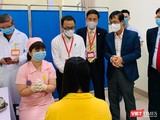 Thứ trưởng Bộ Y tế Trần Văn Thuấn, GS.TS. Tạ Thành Văn – Chủ tịch Hội đồng Trường Đại học Y Hà Nội và nhóm nghiên cứu gặp gỡ, động viên các tình nguyện viên trước giờ tiêm chính thức vacine COVIVAC (sáng nay 15/3).