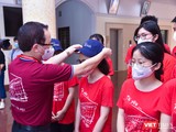 GS.TS. Tạ Thành Văn - Chủ tịch Hội đồng Trường Đại học Y Hà Nội - tặng quà và ân cần dặn dò các cán bộ, sinh viên lên đường "thượng lộ bình an" và hoàn thành tốt nhiệm vụ