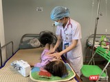 Bác sĩ Khoa Gan mật của Bệnh viện Nhi Trung ương khám sàng lọc bệnh viêm gan "bí ẩn" ở trẻ