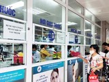 Người dân mua thuốc tại nhà thuốc bệnh viện (ảnh Thanh Hằng)
