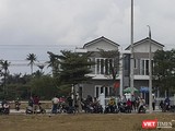 Sáng 15/3, hàng trăm người mua kéo đến trụ sở của Công ty CP Bách Đạt An ở thị xã Điện Bàn (Quảng Nam) để đòi sổ đỏ, sau khi “vây ráp” trụ sở Công ty CP Đầu tư Hoàng Nhất Nam vào đêm hôm trước.