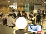 Lực lượng giám sát dịch tễ làm việc tại cửa khẩu sân bay
