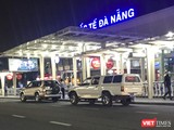 Xe của CDC tỉnh Quảng Nam chiở 4 hành khách người Anh, trong đó có 2 người liên quan đến chuyên bay VN0054 và VN163 buộc cách ly 14 ngày ra sân bay Đà Nẵng
