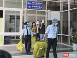 Các bệnh nhân mắc COVID-19 tại Bệnh viện Đà Nẵng xuất viện, cách ly sau khi đã âm tính với SARS-CoV-2.