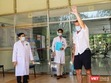 Bệnh nhân người Anh mắc COVID-19 điều trị tại Bệnh viện đa khoa Trung ương Quảng Nam tại buổi xuất viện