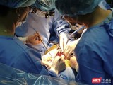 Ê kíp bác sĩ Bệnh viện Đà Nẵng đang thực hiện ca ghép thận cho bệnh nhân