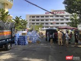 Những thùng hàng nhu yếu phẩm chuyển đến các bác sĩ tập kết tại chốt kiểm soát dịch trước Bệnh viện C Đà Nẵng