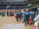 Công nhân có mặt tại Cung thể thao Tiên Sơn để bắt đầu xây dựng bệnh viện dã chiến