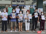 Các bệnh nhân được điều trị khỏi COVID-19 được Bệnh viện dã chiến Hòa Vang (Đà Nẵng) cho xuất viện vào chiều 18/8
