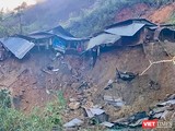 Nhà người dân vùng núi Quảng Nam bị sạt lở do mưa bão gây ra (ảnh CTV)