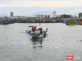 Lực lượng bộ đội biên phòng kêu gọi tàu thuyền neo đậu an toàn tại ân thuyền Thọ Quang (Đà Nẵng)