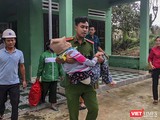 Lực lượng công an ở Đà Nẵng đưa người dân ở vùng nguy hiểm đi sơ tán trước khi bão số 13 vào bờ