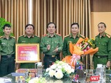 Thiếu tướng Vũ Xuân Viên - Giám đốc Công an TP Đà Nẵng tặng thưởng lực lượng Công an quận Cẩm Lệ.