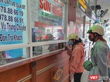 Hành khách mua vé xe tại Bễn xe Trung tâm TP Đà Nẵng