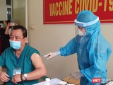 Nhân viên y tế tuyến đầu chống dịch ở Đà Nẵng được tiêm vaccine phòng COVID-19
