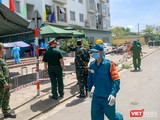 Lực lượng y tế và cơ quan chức năng phong toả chung cư ở Đà Nẵng nơi có bệnh nhân mắc COVID-19 mới