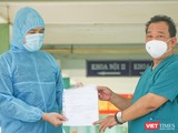 Bác sĩ Lê Thành Phúc, Giám đốc Bệnh viện Phổi Đà Nẵng trao giấy chứng nhận cho bệnh nhân BN 2982 trong buổi xuất viện diễn ra sáng ngày 21/5
