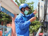 Cán bộ kỹ thuật VNPT kết nối đường truyền cho các trường học ở Đà Nẵng (Ảnh: Trịnh Quang)