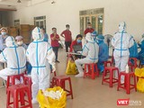 Lực lượng y tế lẫy mẫu xét nghiệm COVID-19 cho công nhân tại các Khu công nghiệp trên địa bàn TP Đà Nẵng