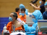 Lực lượng y tế tiêm vaccine phòng COVID-19 cho người dân tại Đà Nẵng