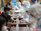 Lực lượng y tế Đà Nẵng khám sàng lọc đối với người dân trước khi tiêm vaccine phòng COVID-19
