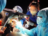 Đội SOS sinh viên ĐH Đông Á sửa xe cho người dân tại điểm dừng trên đia bàn TP Đà Nẵng trong hành trình từ TP HCM về quê tránh dịch