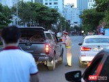 Lực lượng công an kiểm tra phương tiện ra đường tại chốt kiểm soát trên địa bàn TP Đà Nẵng