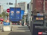 Lực lượng công an, quân đội kiểm soát phương tiện tại chốt kiểm soát ngã tư Ngô Quyền-Nguyễn Công Trứ, quận Sơn Trà, TP Đà Nẵng