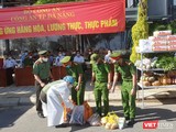 Lực lượng công an Đà Nẵng tiếp nhận các đơn hàng của người dân trong ngày đầu đưa 30 điểm cung ứng thực phẩm vào phục vụ