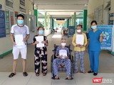 Bệnh nhân N.T.B (BN292701, SN 1920) (người ngồi), cùng các bệnh nhân khác tại buổi xuất viện sáng ngày 1/9.