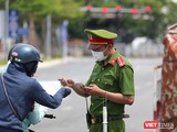 Lực lượng công an Đà Nẵng kiểm soát người dân ra đường theo quy định của UBND TP