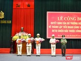 Thiếu tướng Nguyễn Đức Dũng - Giám đốc Công an tỉnh Quảng Nam trao quyết định thành lập Tiểu đoàn Cảnh sát cơ động dự bị chiến đấu cho các Chỉ huy Tiểu đoàn