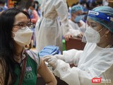 Lực lượng y tế Đà Nẵng tiêm vaccine phòng COVID-19 cho học sinh THPT trên địa bàn
