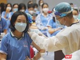 Lực lượng y tế tiêm vaccine phòng COVID-19 cho học sinh trên địa bàn