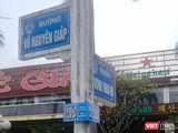 Một trụ bảng chỉ đường trên địa bàn quận Sơn Trà (Đà Nẵng) được gắn mã QR