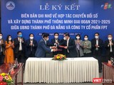 Ông Lê Trung Chinh - Chủ tịch UBND TP Đà Nẵng và ông Trương Gia Bình - Chủ tịch Công ty CP FPT tại lễ ký kết