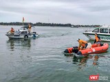 Lực lượng công an, cứu hộ đang nỗ lực tìm kiếm các nạn nhân bị mất tích trong vụ chìm tàu Phương Đông QNa1152 trên biển Của Đại (Hội An)