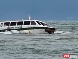 Tàu du lịch mang số hiệu QNa1152 của Công ty TNHH MTV Du lịch Phương Đông được trục vớt và kéo vào bờ.