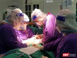 Ê kíp bác sĩ Bệnh viện Hữu nghị Việt Đức đang tiến hành ca mổ cho bệnh nhân