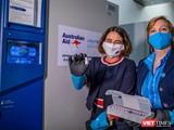 Đại sứ Robyn Mudie và Trưởng đại diện UNICEF Rana Flowers tham quan lô vaccine Pfizer do Australia tài trợ được vận chuyển tới Hà Nội (ảnh ĐSQ Australia)