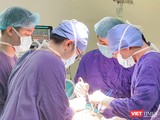 Ê-kíp bác sĩ Bệnh viện Hữu nghị Việt Đức phẫu thuật cho bệnh nhân