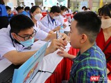 Các thầy thuốc trẻ khám cho trẻ em trong khuôn khổ lễ ra quân Hành trình Thầy thuốc trẻ làm theo lời Bác, tình nguyện vì sức khỏe cộng đồng năm 2022 diễn ra sáng ngày 14/5, tại TP Huế
