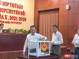 Các đại biểu HĐND bỏ phiếu bãi nhiệm tư cách đại biểu HĐND và chức danh Phó Chủ tịch HĐND TP đối với ông Lê Minh Trung