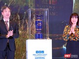 Bà Trương Thị Hồng Hạnh – Giám đốc Sở Du lịch Đà Nẵng và đại diện đơn vị tài trợ danh xưng-Tập đoàn BRG bên chiếc cup giải đấu BRG Open Championship 2022