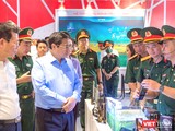 Thủ tướng Phạm Minh Chính và đoàn công tác nghe giới thiệu về các sản phẩm trang bị kĩ thuật công nghệ cao do Viettel đang nghiên cứu, sản xuất.