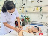 TS.BS Nguyễn Việt Hoa - Trưởng khoa Phẫu thuật Nhi và Trẻ sơ sinh, Bệnh viện Hữu nghị Việt Đức thăm khám cho bệnh nhi sau phẫu thuật