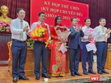 Ông Trần Phước Sơn, bà Nguyễn Thị Anh Thi và ông Phạm Nam Sơn được Bí thư Thành uỷ Đà Nẵng, Chủ tịch HĐND TP và Chủ tịch UBND TP tặng hoa chúc mừng