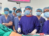 Ê kíp bác sĩ Bệnh viện Hữu nghị Việt Đức đang phẫu thuật cho bệnh nhân T.
