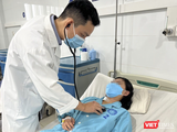 Bác sĩ thăm khám cho bệnh nhân sau phẫu thuật