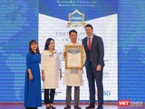TS.BS Lê Đức Nhân - Giám đốc Bệnh viện Đà Nẵng nhận chứng nhận từ Giám đốc lĩnh vực tiêm truyền tĩnh mạch BD - Khu vực Đông Nam Á